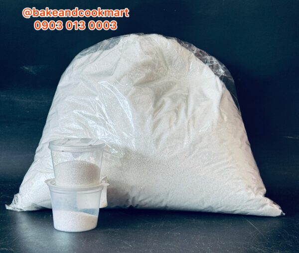 27100f7e-439d-42ba-9a0f-3faf8da9149c White glitter dust